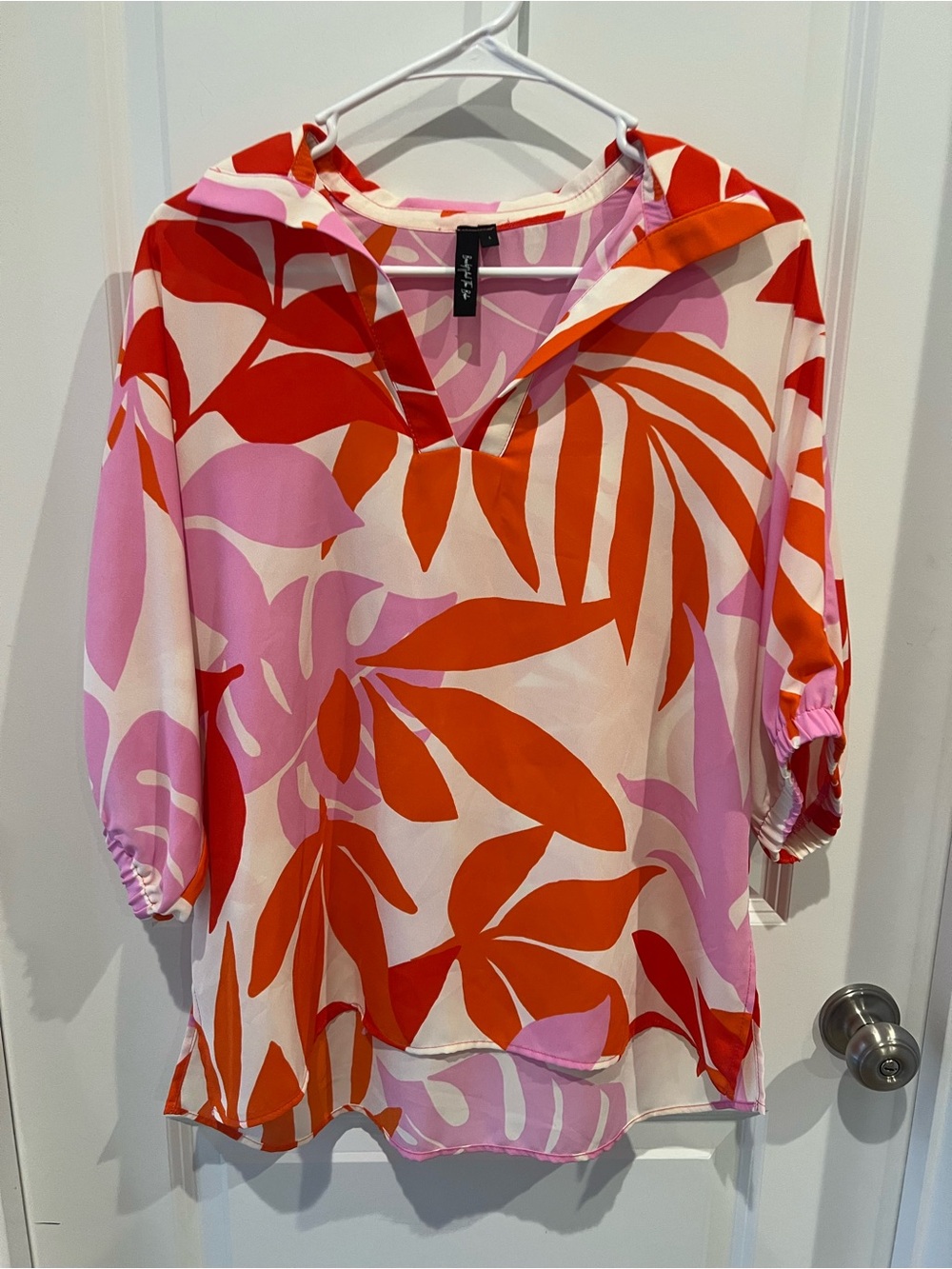 Tropical Leaf Print V-Neck Size Large